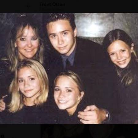   Personalidad de los medios estadounidenses Trent Olsen con sus famosas hermanas y madre