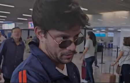 O distante irmão Gallego-Basteri retratado no aeroporto depois de 17 anos