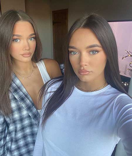 Daisy Tomlinson con su hermana gemela, Phoebe Tomlinson