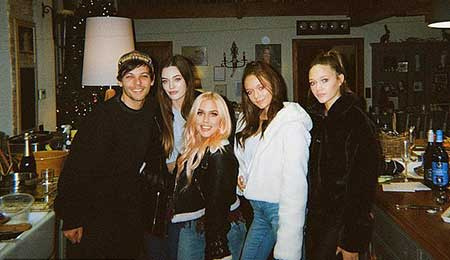 Daisy Tomlinson con sus hermanos Louis, Phoebe, Felicite y Lottie