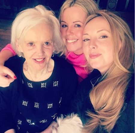 Roisin Conaty com sua mãe e irmã