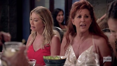 Stassi porte une robe rouge alors que sa mère parle du côté gauche de Stassi.