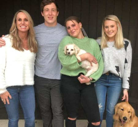 de gauche à droite, auteur texan et écrivain de magazine, Kristin Richard avec son fils et ses filles jumelles.