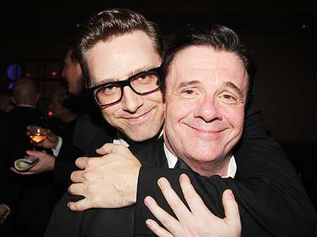 Casal de celebridades Devlin Elliott e marido gay Nathan Lane