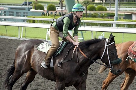 Kerry Condon montando a caballo para su papel de Jockey en Luck