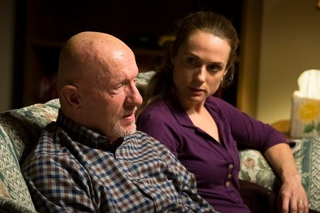 Kerry Condon y su padre televisivo Mike en Better Call Saul