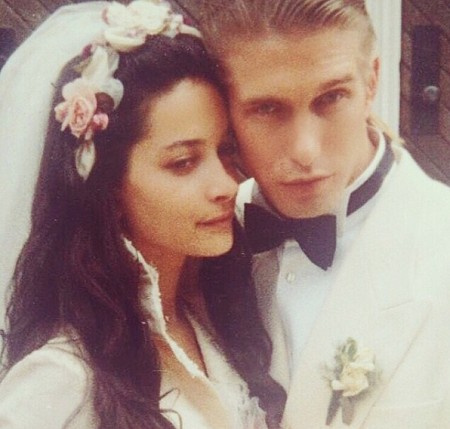   Kennya com o marido no dia do casamento.