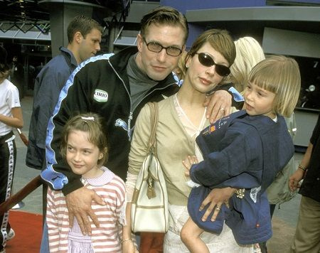   Kennya Baldwin e seu marido com suas filhas.
