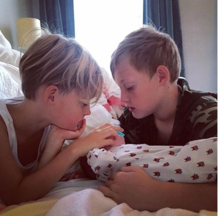 Milo William Langdon con la hermana recién nacida Lula y su medio hermano Gray