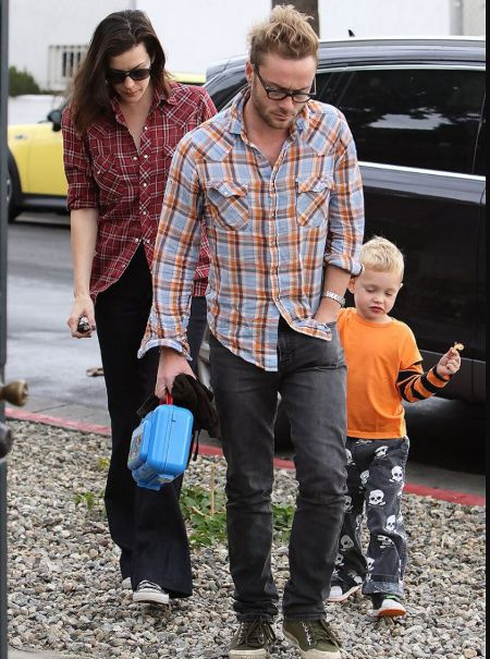 Milo con su padre Royston y su madre Liv