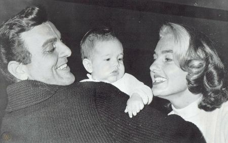 Dana Lee Connors con su mamá Mary y su papá Mike