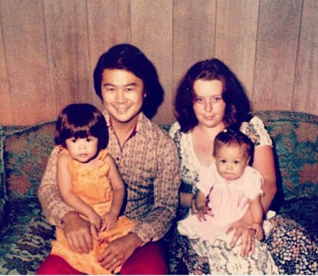 Mandie Taketa avec sa défunte mère, son père et sa sœur.