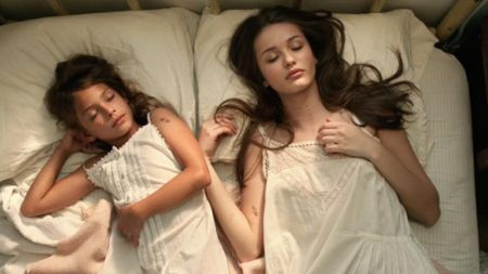 Laneya Grace avec Kristina Romanova dans Avicii's music video Wake Me Up
