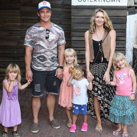 El niño estrella australiano Alexandre Hemsworth y su familia