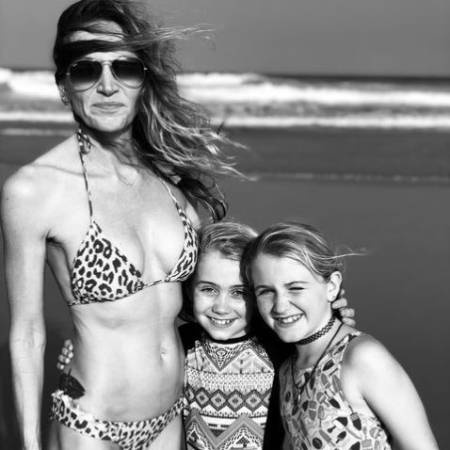 El niño estrella australiano Alexandre Hemsworth, su madre Samantha Hemsworth y su hermana
