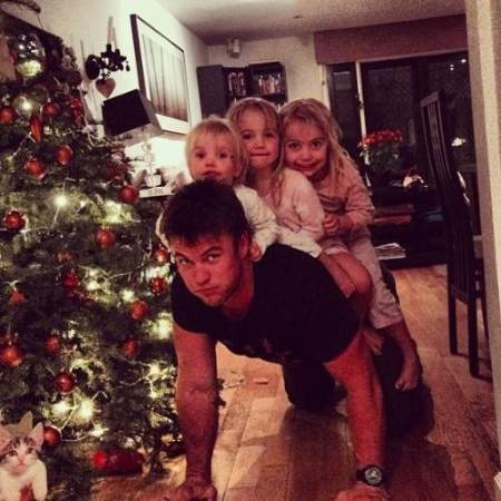Alexandre Hemsworth con su padre, el actor Luke Hemsworth y otros hermanos