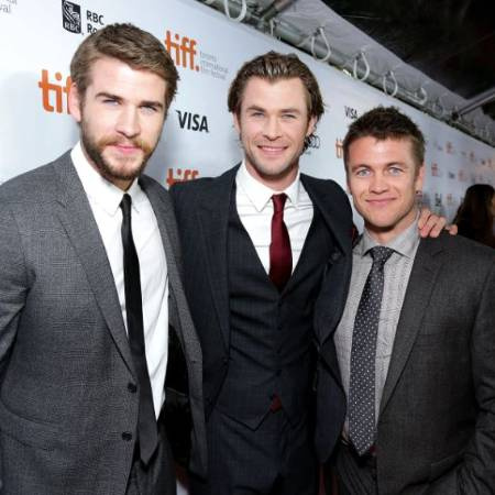 El actor australiano Luke Hemsworth con los hermanos Chris Hemsworth y Liam Hemsworth