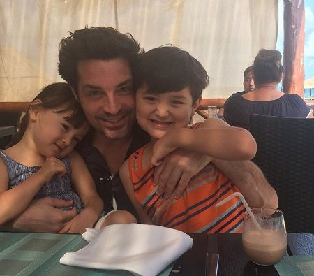 Cami compartilha um filho e uma filha com o marido.