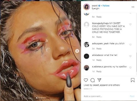   Primo di Avani Gregg con un aspetto disordinato