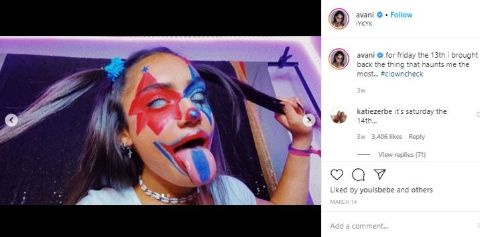   Inquadratura facciale di Avani Gregg con un trucco da clown