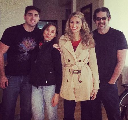   India Everett e con i suoi genitori e il fratello.