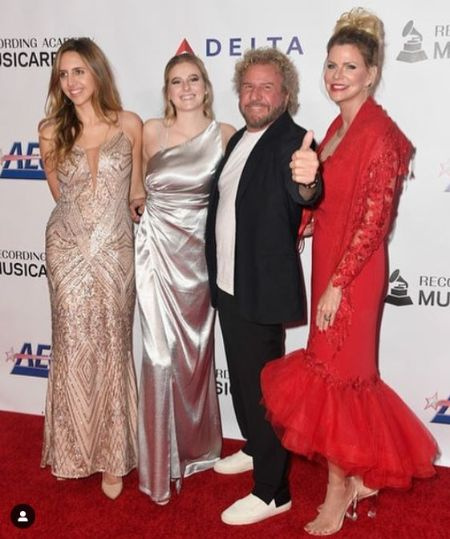 Samantha con su padre Sammy Hagar, madre y hermana