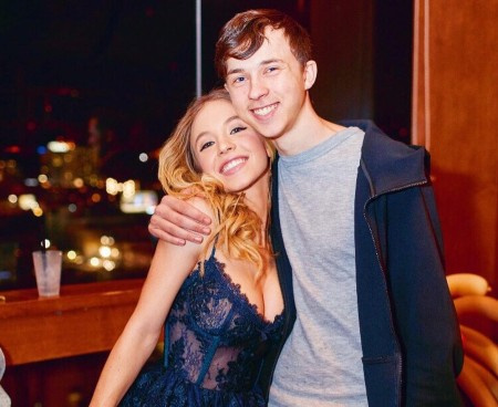 Sydney a la izquierda con un vestido transparente azul oscuro y su hermano, Trent a la derecha.
