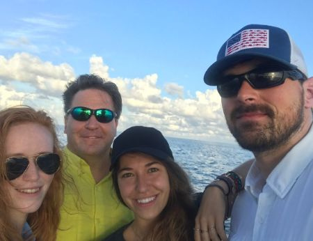 La cantante y compositora cristiana Lauren Daigle tiene dos hermanos: un hermano mayor y una hermana.