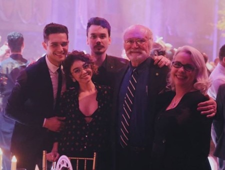 Sarah com seu noivo e sua família.