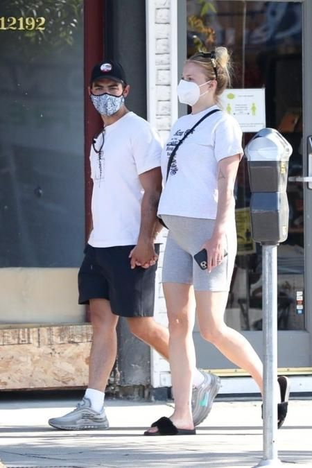 Sophie e Joe andando enquanto ela está grávida de Willa