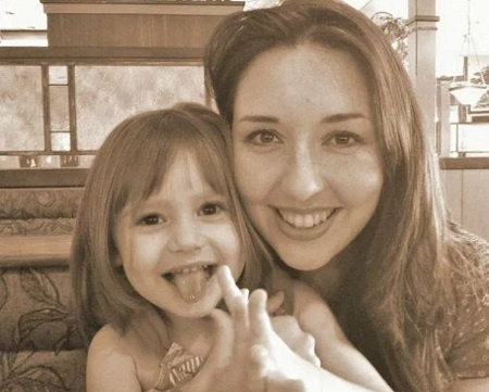   Jonathan y su esposa Virginia con su hija