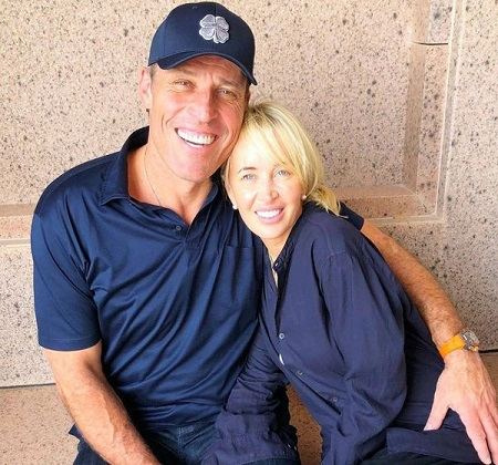 Tony con su esposa.