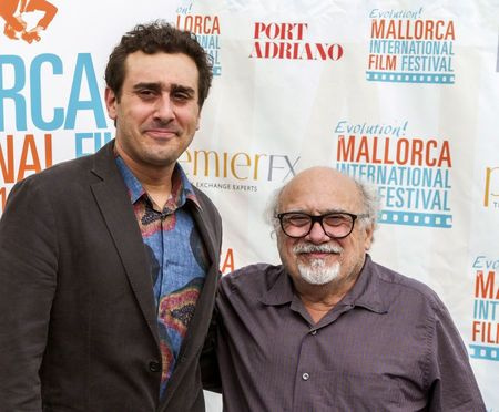   Crédito obligatorio: Foto de Cati Cladera/EPA/Shutterstock (8462591a) El actor estadounidense Danny Devito posa junto a su hijo Jack Devito (l) durante una entrevista con la Agencia de Prensa española Agencia Efe al margen de'Evolution! Mallorca International Film Festival' in Palma De Mallorca Balearic Islands Spain 04 November 2016 the Festival Runs From 03 to 12 November Spain Palma De Mallorca Spain Cinema - Nov 2016 US actor Danny DeVito poses next to his son Jack DeVito (L) during an interview with Spanish Press Agency Agencia EFE, in the sidelines of 'Evolution! Mallorca International Film Festival', in Palma de Mallorca, Balearic Islands, Spain, 04 November 2016. The festival runs from 03 to 12 November.