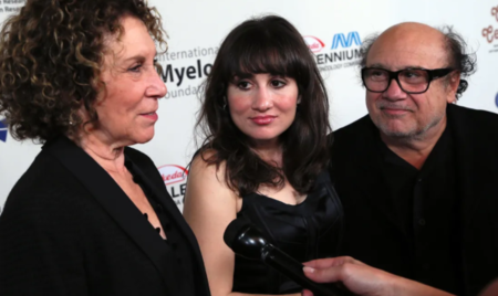   Rhea Perlman, la hija de la actriz Lucy DeVito y Danny DeVito asisten a la Fundación Internacional del Mieloma's 8th Annual Comedy Celebration at the Wilshire Ebell Theatre on November 8, 2014, in Los Angeles, California. | Source: Getty Images.