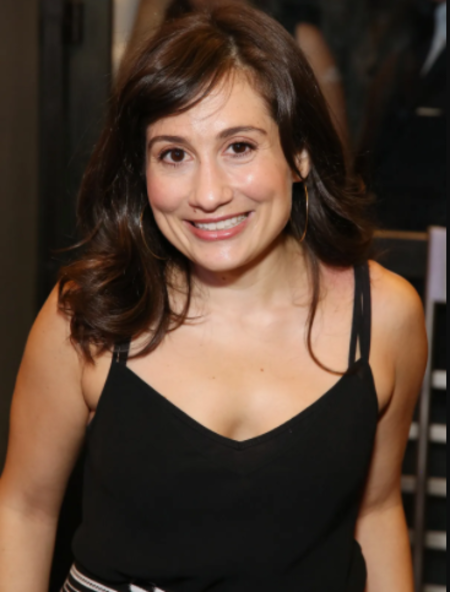   Lucy DeVito asiste a la noche de apertura de Broadway de la producción de la compañía de teatro Roundabout'Time and The Conways' on October 10, 2017, at the American Airlines Theatre in New York City. | Source: Getty Images.