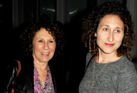   Rhea Perlman (L) y su hija Grace Fan DeVito llegan a la proyección de XLrator Media's "CBGB" at the Arclight Theatre on October 1, 2013, in Los Angeles, California. | Source: Getty Images.