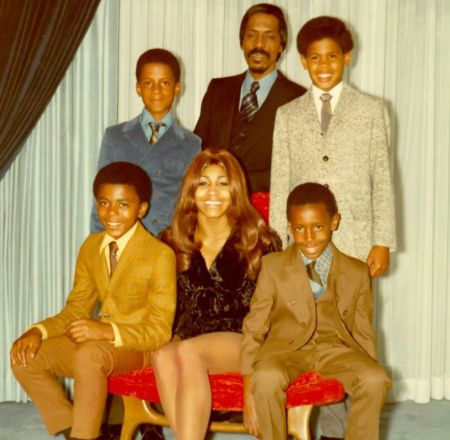 Ronnie quando criança em uma foto de família