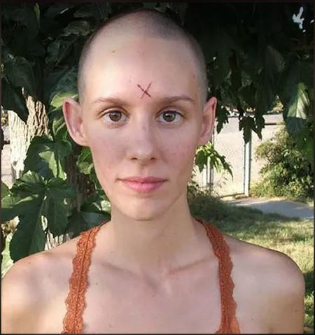 Afton Burton había estado visitando a Manson en prisión durante al menos nueve años. Además, mantuvo varios sitios web que afirmaban su inocencia.