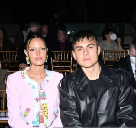 O atacante da Roma Paulo Dybala e sua namorada Oriana Sabatini na Semana de Moda de Milão em fevereiro de 2022