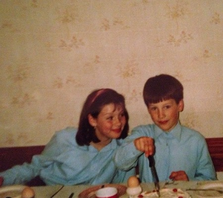 Caitriona Balfe e seu irmão Francis Balfe quando eram crianças