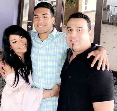 Bill Arriaga con su hijo y cónyuge