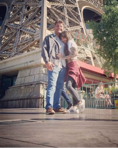 Sarah Jade com seu namorado visita a Torre Eiffel