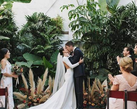 Andrea y su esposo mientras se casan.