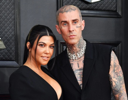 Travis avec sa femme Kourtney sur la photo