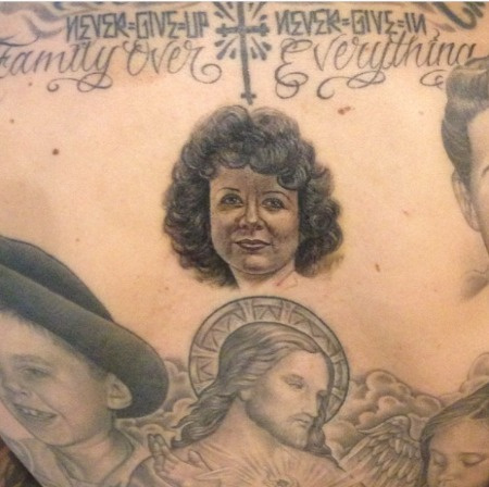 Une photo de Travis' back side where he has his mom tattoed