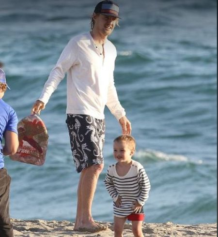 O ator de Wedding Crashers, Owen Wilson, com seu filho mais velho, Robert Ford Wilson, junho de 2014
