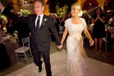 Katie McNeil y su esposo Neil Diamond