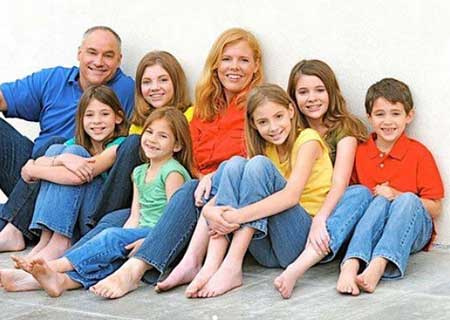 Joshua Basset's childhood photo with his parents and five siblings