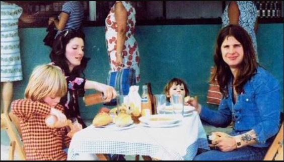   Jessica Osbourne con sus padres y su medio hermano Elliot Kingsley