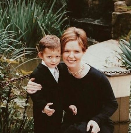La fotógrafa inglesa Nicola Elizabeth Frost con su hijo actor, Tom Holland.